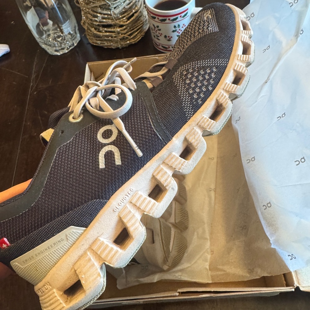 On cloud size 8 tan black tennis shoes
